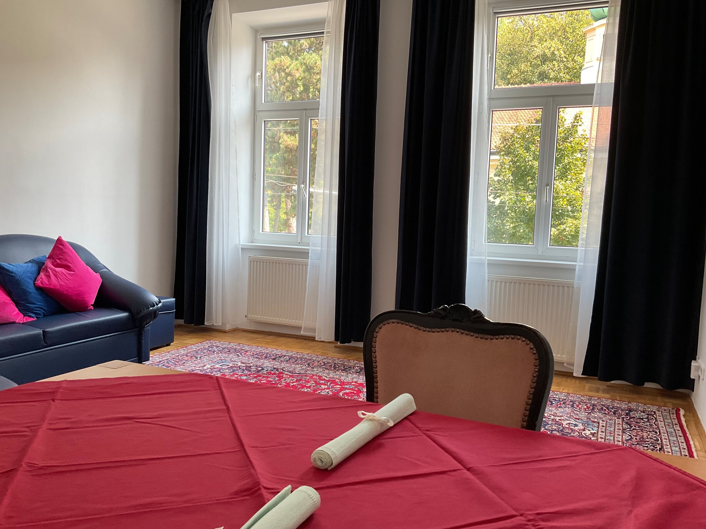 Helles Wohnzimmer mit Altbaucharme – 2-Zimmer Wohnung zur Kurzzeitmiete, Wohnen auf Zeit für 1 bis 6 Monate in Wien