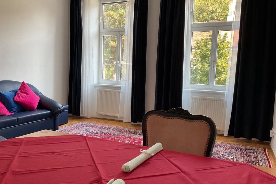 Helles Wohnzimmer mit Altbaucharme – 2-Zimmer Wohnung zur Kurzzeitmiete, Wohnen auf Zeit für 1 bis 6 Monate in Wien