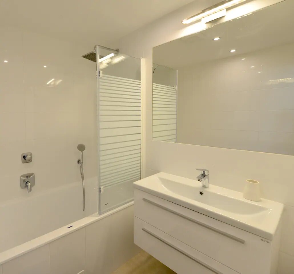 bathtube, normal shower and rainshower