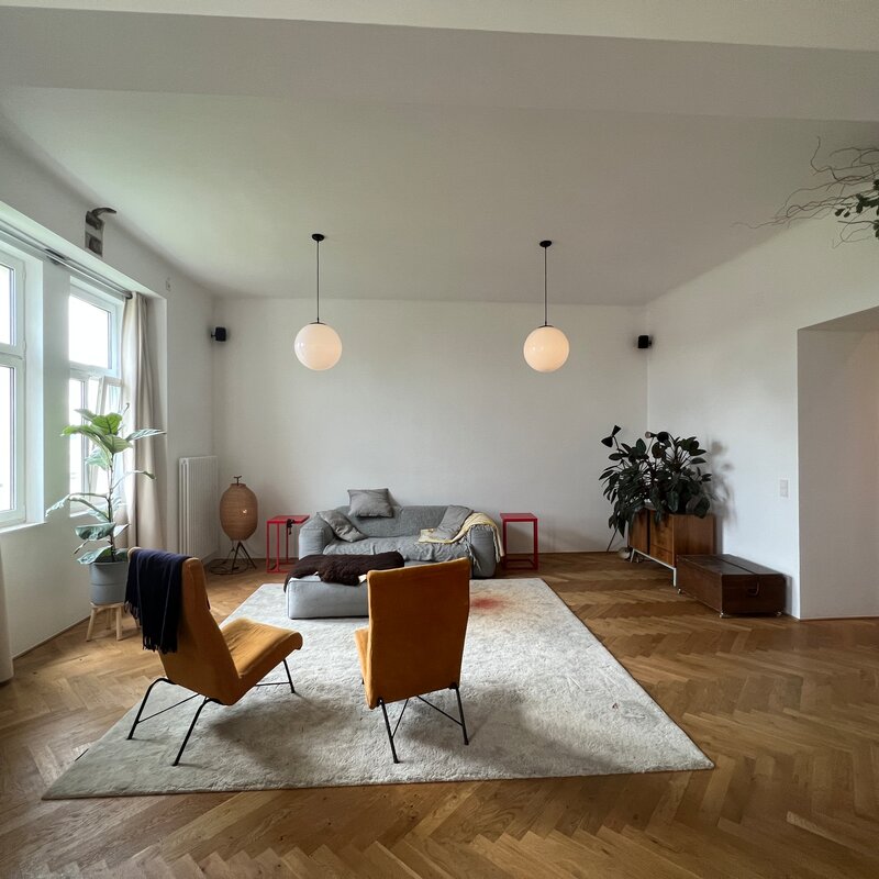Helles Wohnzimmer mit Parkettboden & Bücherregalen – 3-Zimmer Wohnung, Kurzzeitmiete Wien, Wohnen auf Zeit für 1 bis 6 Monate | © Margot Deerenberg