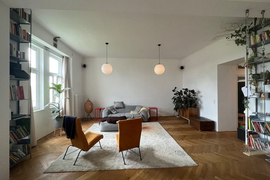 Helles Wohnzimmer mit Parkettboden & Bücherregalen – 3-Zimmer Wohnung, Kurzzeitmiete Wien, Wohnen auf Zeit für 1 bis 6 Monate | © Margot Deerenberg