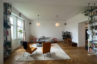 Helles Wohnzimmer mit Parkettboden & Bücherregalen – 3-Zimmer Wohnung, Kurzzeitmiete Wien, Wohnen auf Zeit für 1 bis 6 Monate | © Margot Deerenberg