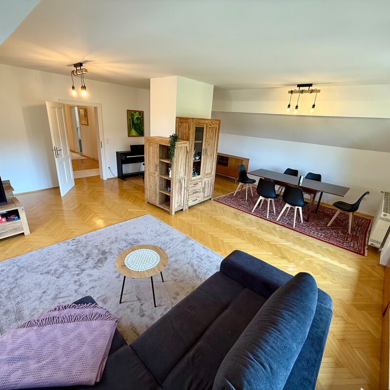 Helles Wohnzimmer mit Parkett, Essbereich & Sofa – 4-Zimmer Wohnung, Kurzzeitmiete Graz, Wohnen auf Zeit für 1 bis 6 Monate