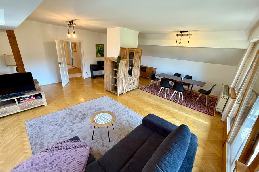 Helles Wohnzimmer mit Parkett, Essbereich & Sofa – 4-Zimmer Wohnung, Kurzzeitmiete Graz, Wohnen auf Zeit für 1 bis 6 Monate