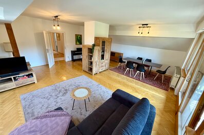 Helles Wohnzimmer mit Parkett, Essbereich & Sofa – 4-Zimmer Wohnung, Kurzzeitmiete Graz, Wohnen auf Zeit für 1 bis 6 Monate