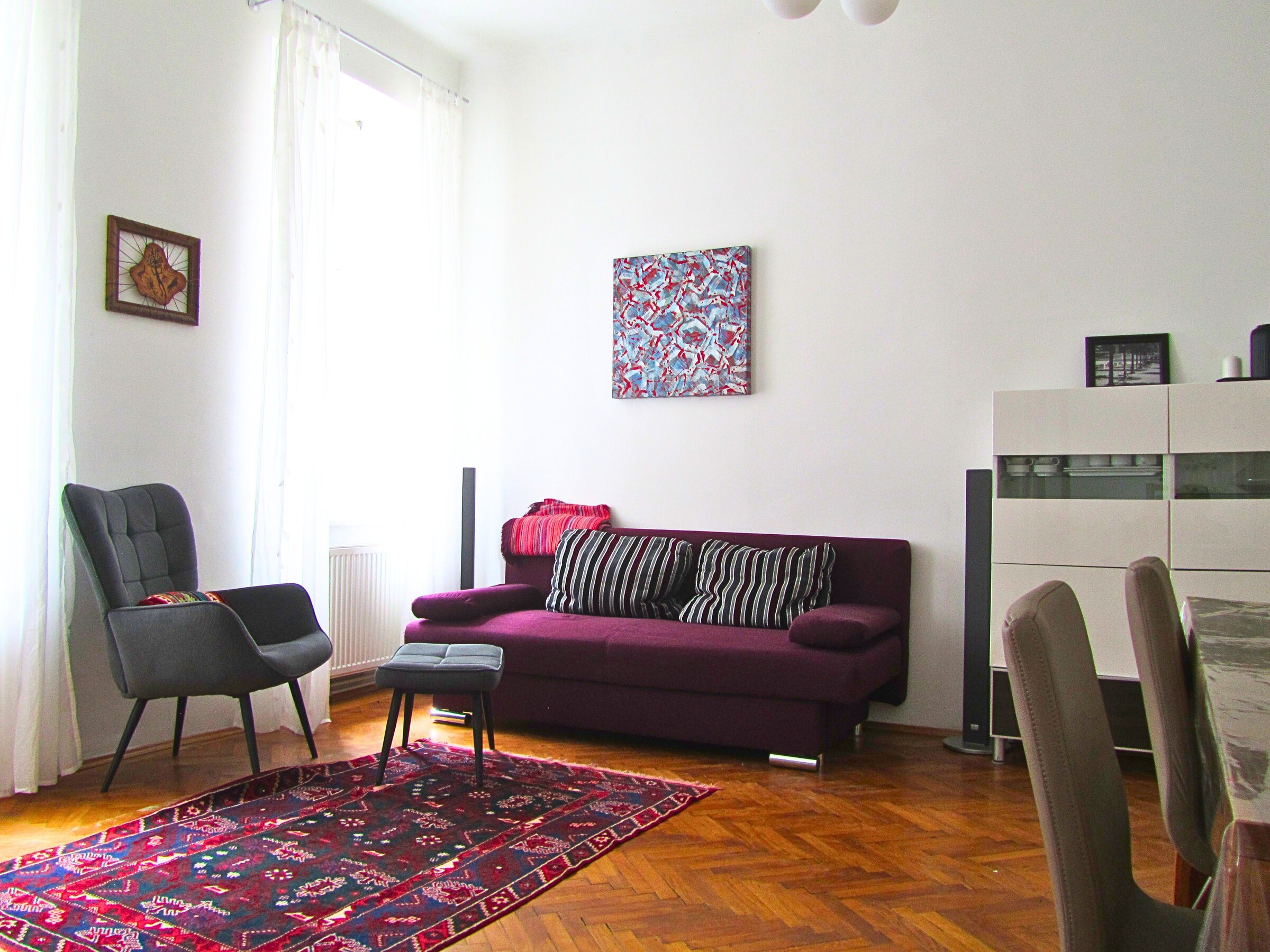 Helles Wohnzimmer mit Parkett – 4-Zimmer Wohnung zur Kurzzeitmiete & Wohnen auf Zeit für 1 bis 6 Monate in Wien