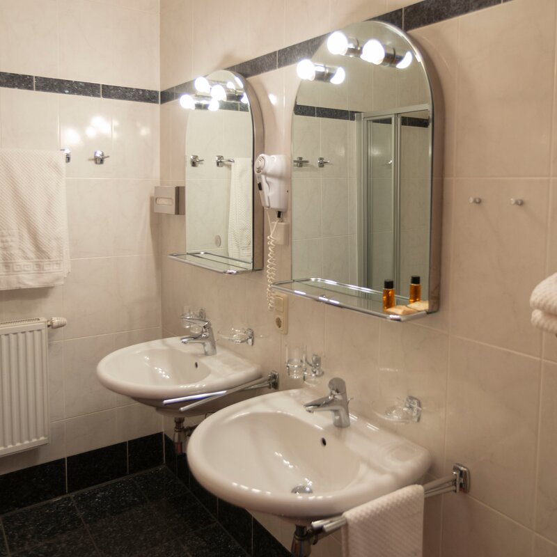 2 Waschbecken,/Dusche /WC 