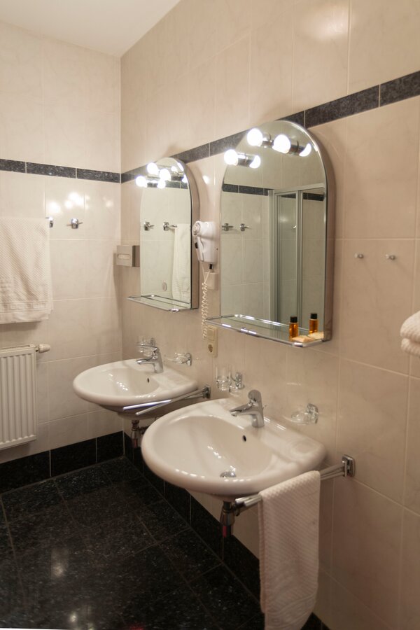 2 Waschbecken,/Dusche /WC 