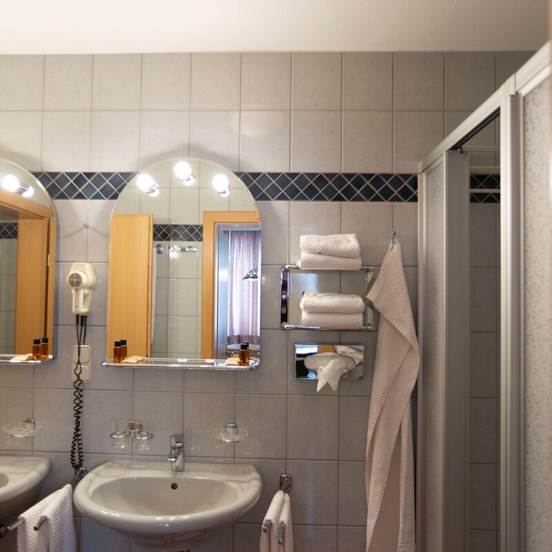 WC/2 Duschen /2 Waschbecken 