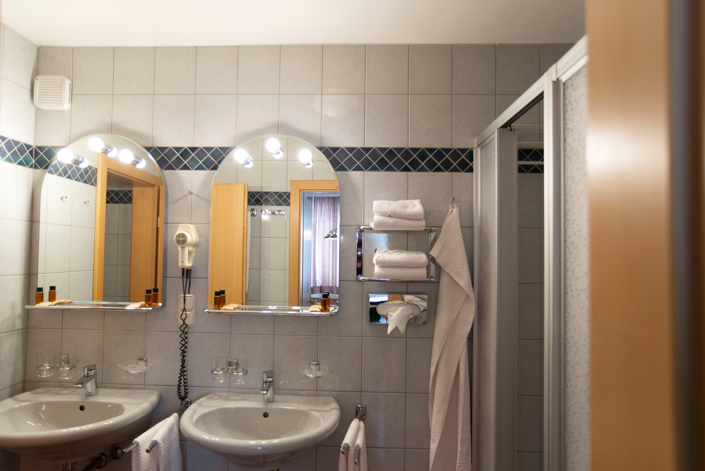 WC/2 Duschen /2 Waschbecken 