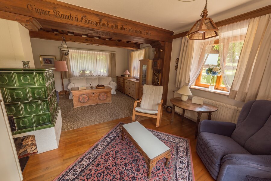Wohnzimmer mit Kachelofen & Holzboden – 2-Zimmer Wohnung, Kurzzeitmiete & Wohnen auf Zeit für 1 bis 6 Monate in Grünau