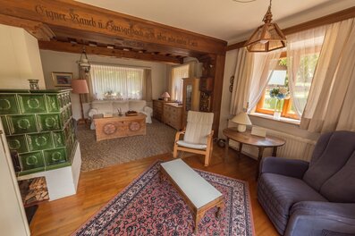 Wohnzimmer mit Kachelofen & Holzboden – 2-Zimmer Wohnung, Kurzzeitmiete & Wohnen auf Zeit für 1 bis 6 Monate in Grünau