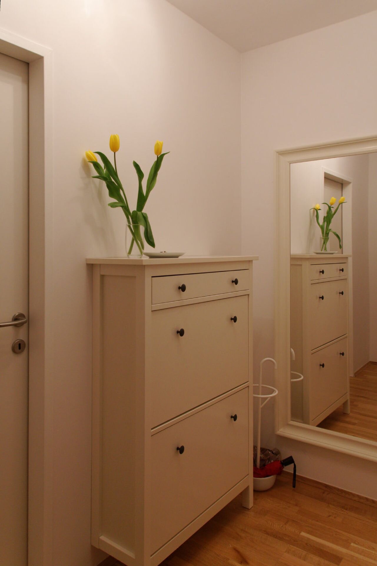 Vorraum mit Garderobe und Schuhschrank