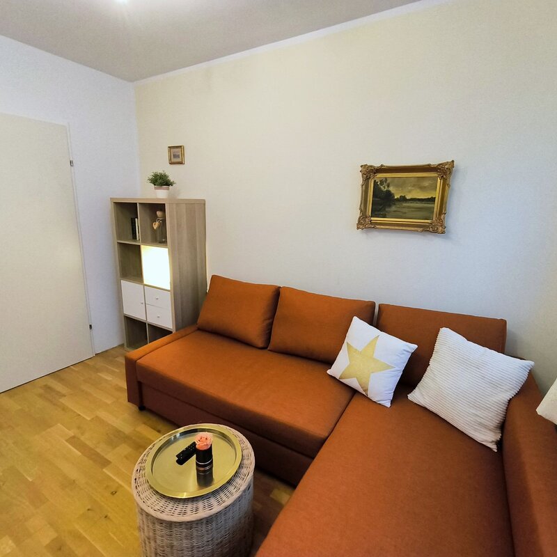 Schlafsofa und Wandschrank mit Ablage