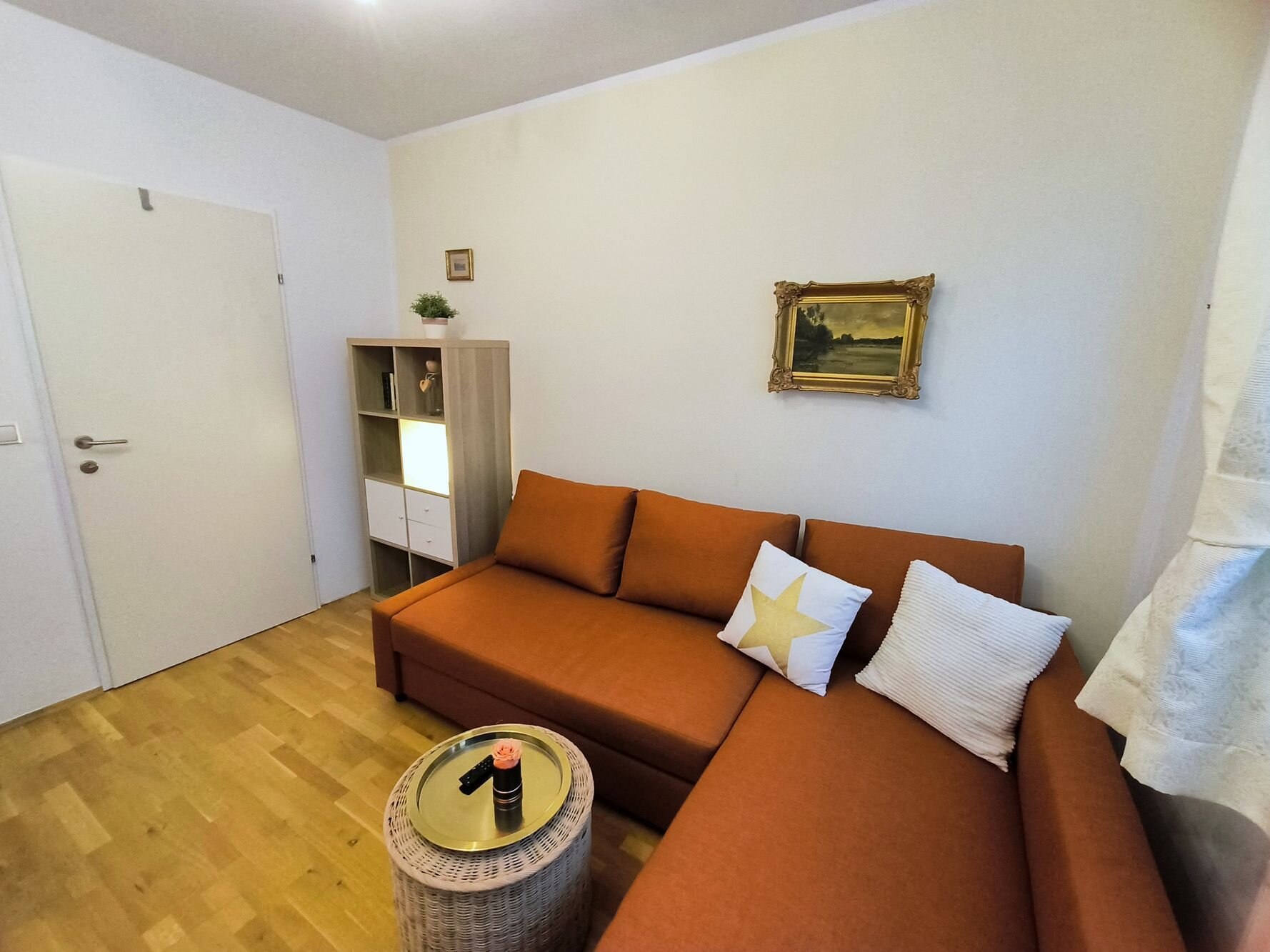 Schlafsofa und Wandschrank mit Ablage