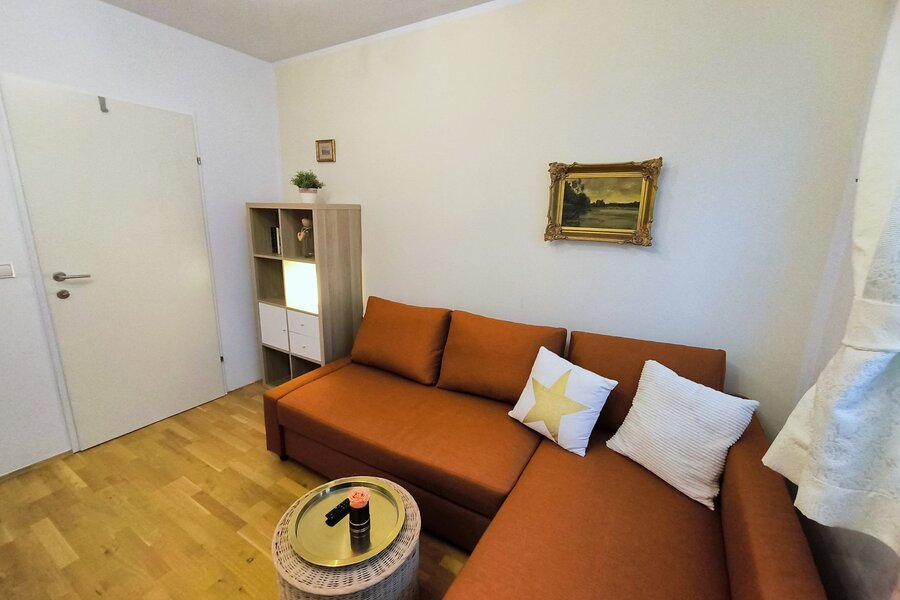 Schlafsofa und Wandschrank mit Ablage