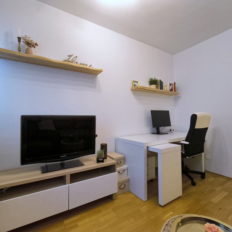 Schreibtisch mit Bildschirm, Schrank mit TV