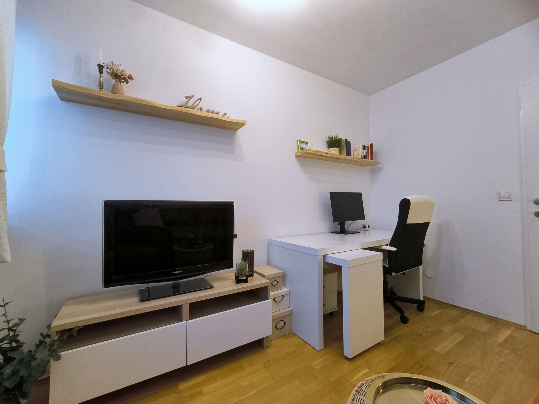 Schreibtisch mit Bildschirm, Schrank mit TV