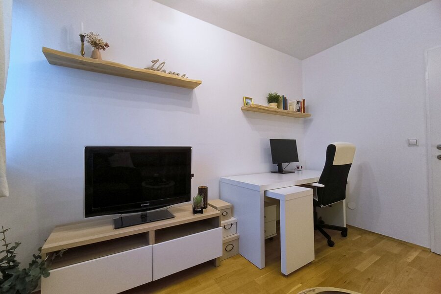 Schreibtisch mit Bildschirm, Schrank mit TV