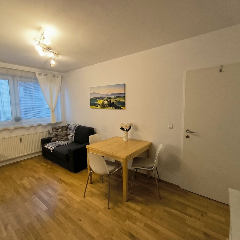 Esstisch (ausziehbar) und Couch (ausziehbar)