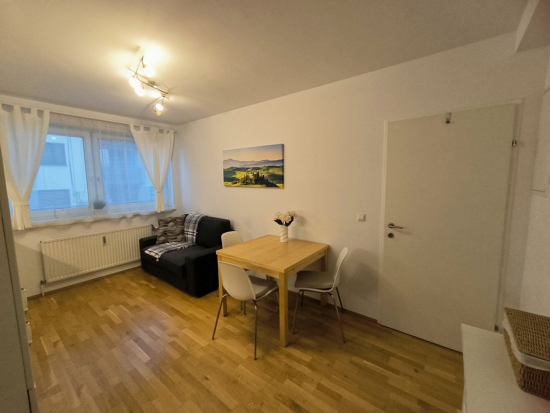 Esstisch (ausziehbar) und Couch (ausziehbar)