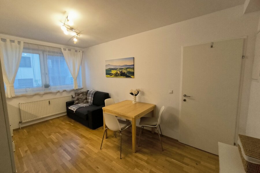 Esstisch (ausziehbar) und Couch (ausziehbar)