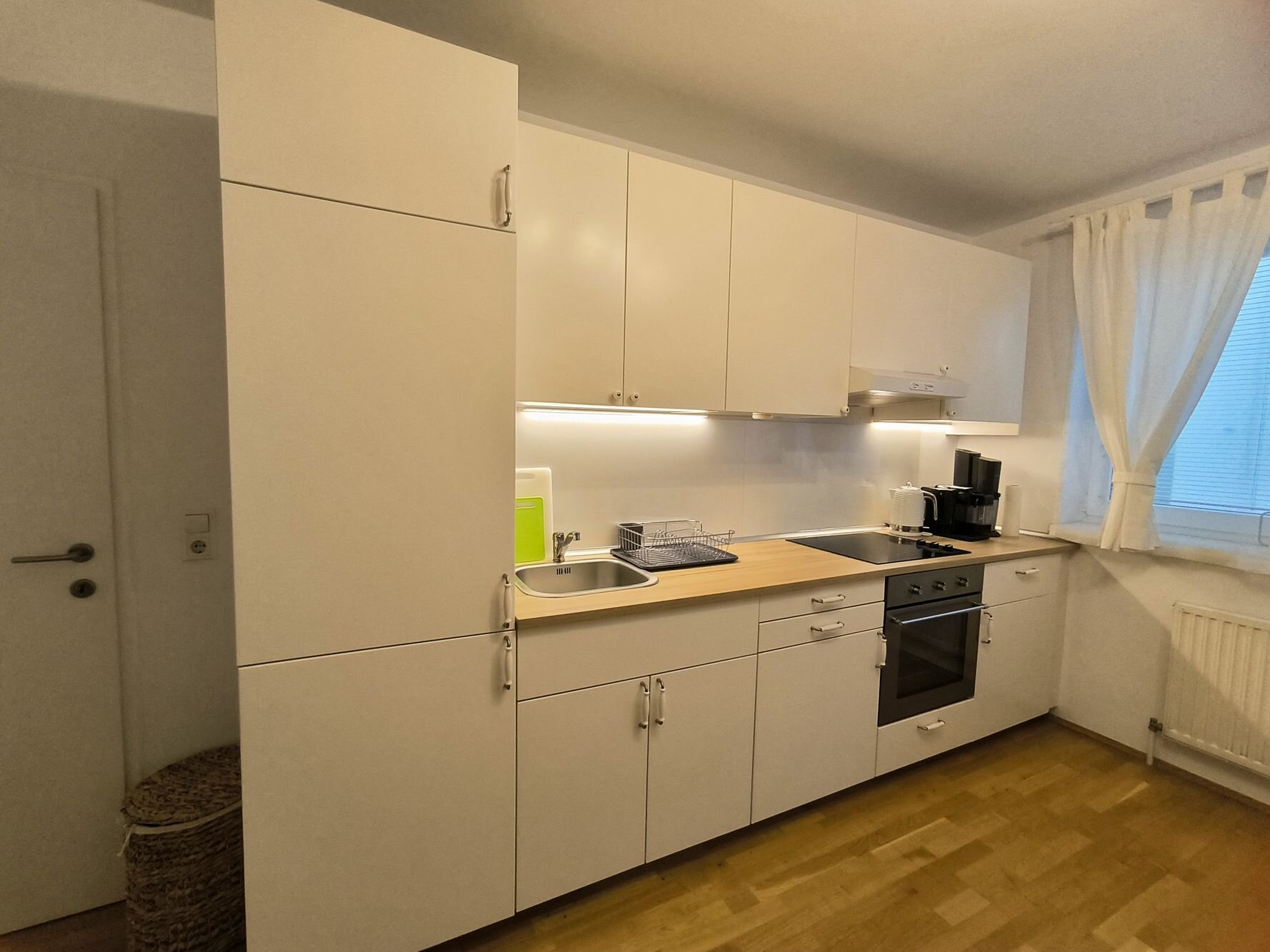 Küchenzeile mit Kühl- und Gefrierschrank