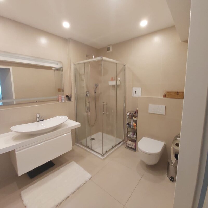 Geräumiges Badezimmer mit Dusche