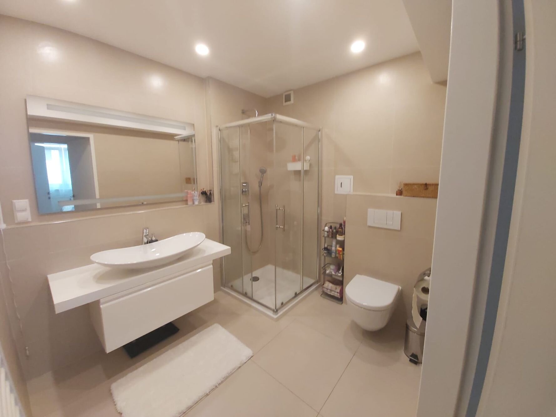 Geräumiges Badezimmer mit Dusche