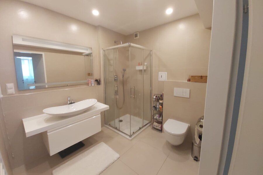 Geräumiges Badezimmer mit Dusche