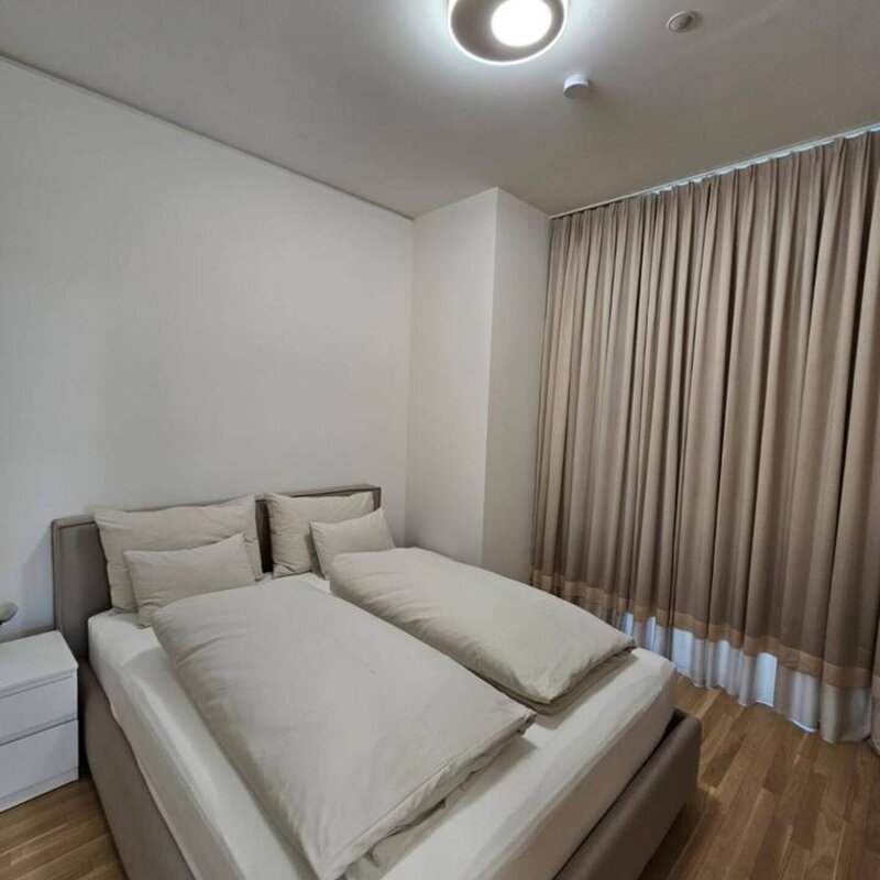Double bed in the bedroom