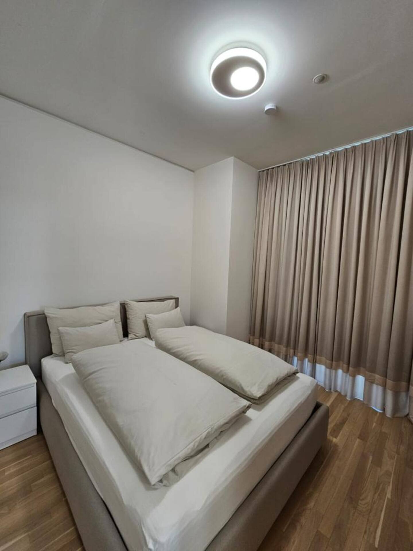 Double bed in the bedroom