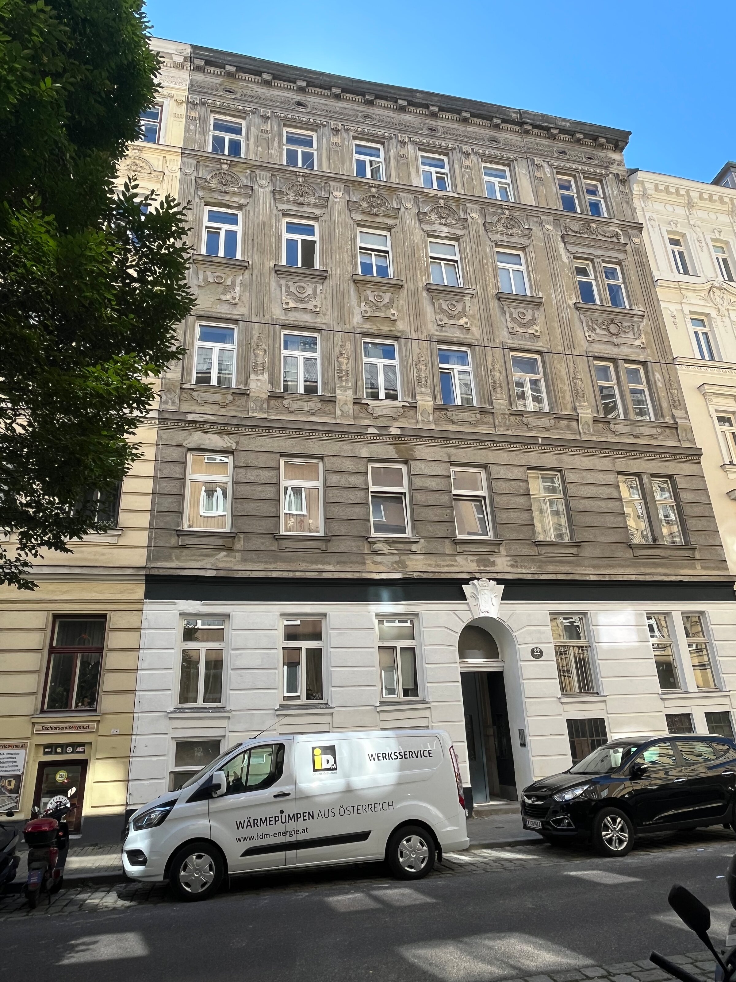 Gründerzeithaus mit dekorativer Fassade – 1-Zimmer Wohnung zur Kurzzeitmiete & Wohnen auf Zeit für 1 bis 6 Monate in Wien