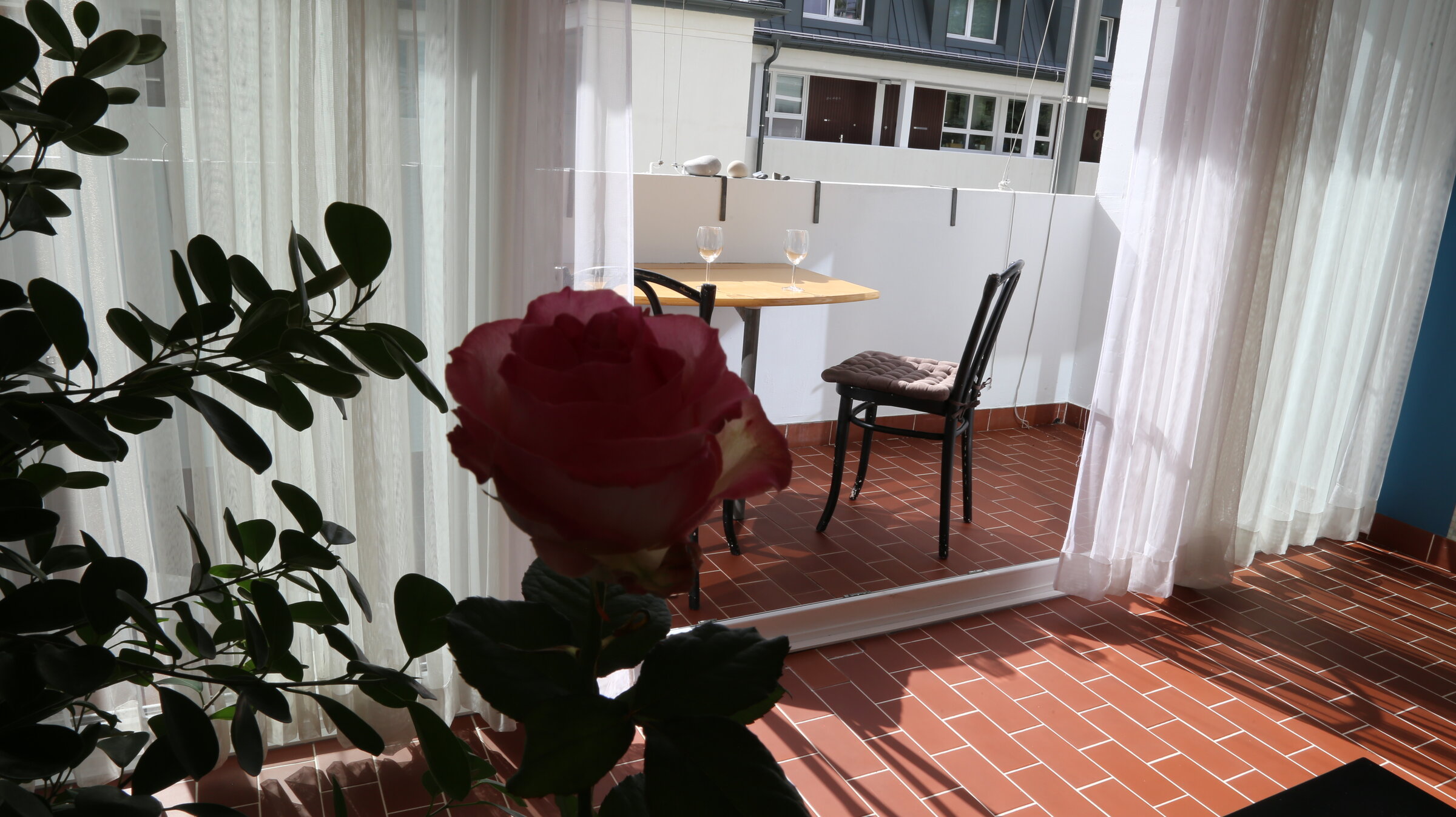 Zwei Original Thonets laden zum Frühstück auf dem Balkon | © Martin Sigmund