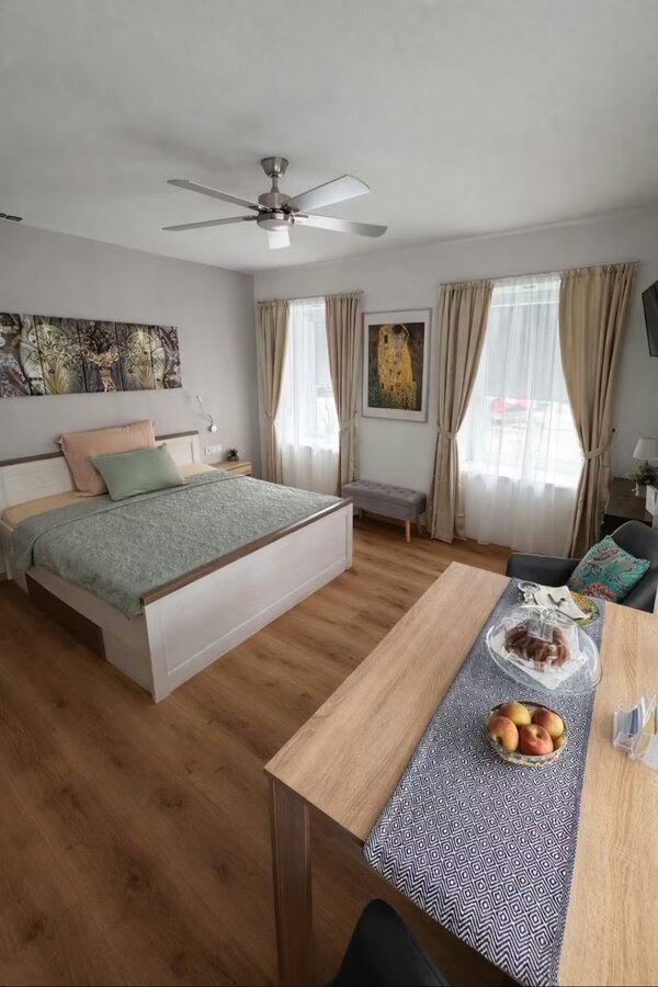 Helles 1-Zimmer Apartment mit Doppelbett & Esstisch – Kurzzeitmiete Wien, Wohnen auf Zeit für 1 bis 6 Monate