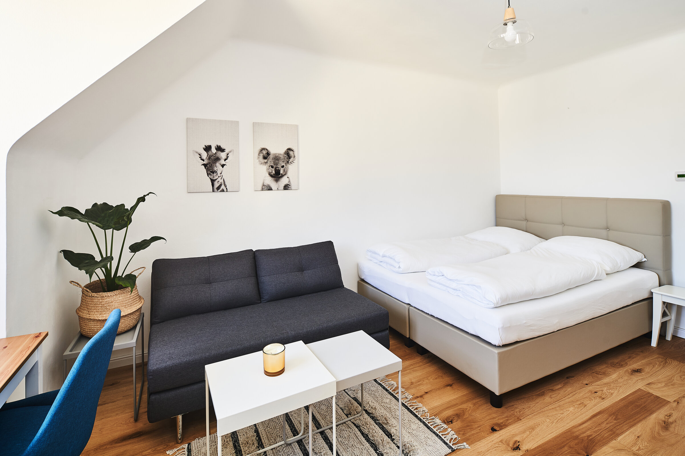 Bright 1-room apartment with sloped ceiling, double bed & sofa – short-term rental Vienna, temporary housing 1 to 6 months