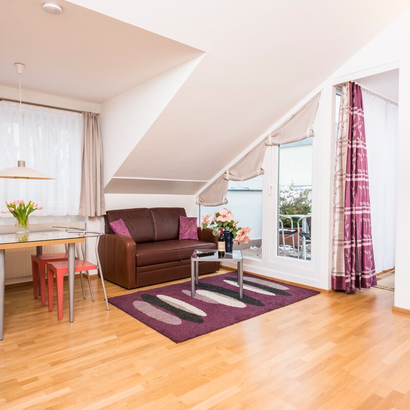 Helles Wohnzimmer mit Balkon – 2-Zimmer Wohnung zur Kurzzeitmiete, Wohnen auf Zeit für 1 bis 6 Monate in Wien