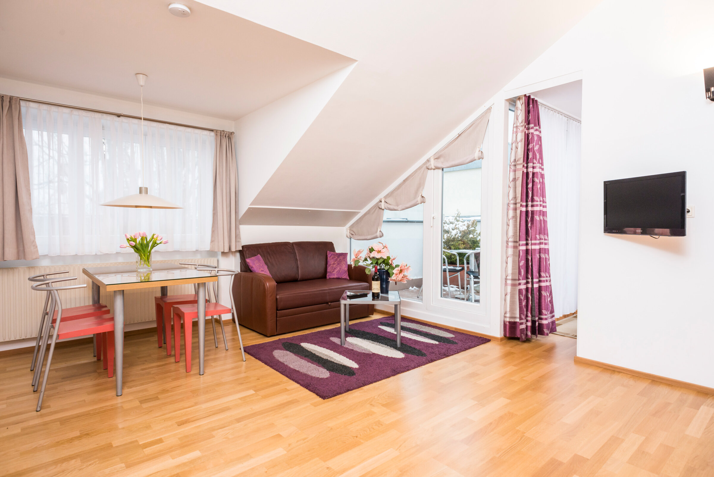 Helles Wohnzimmer mit Balkon – 2-Zimmer Wohnung zur Kurzzeitmiete, Wohnen auf Zeit für 1 bis 6 Monate in Wien