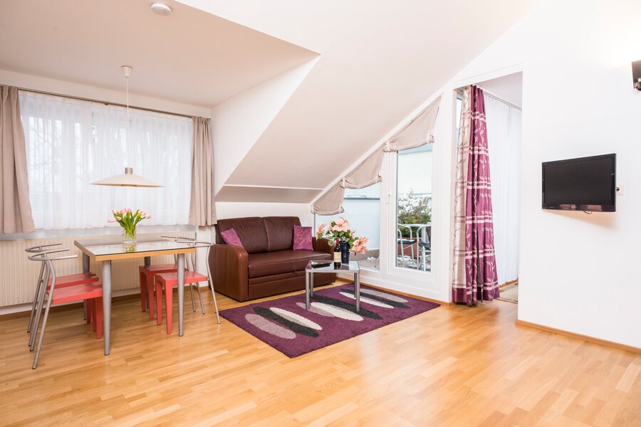 Helles Wohnzimmer mit Balkon – 2-Zimmer Wohnung zur Kurzzeitmiete, Wohnen auf Zeit für 1 bis 6 Monate in Wien