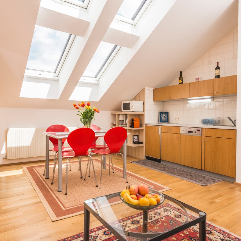Helle 2-Zimmer-Wohnung mit Dachfenstern & Küche – Kurzzeitmiete Wien, Wohnen auf Zeit für 1 bis 6 Monate