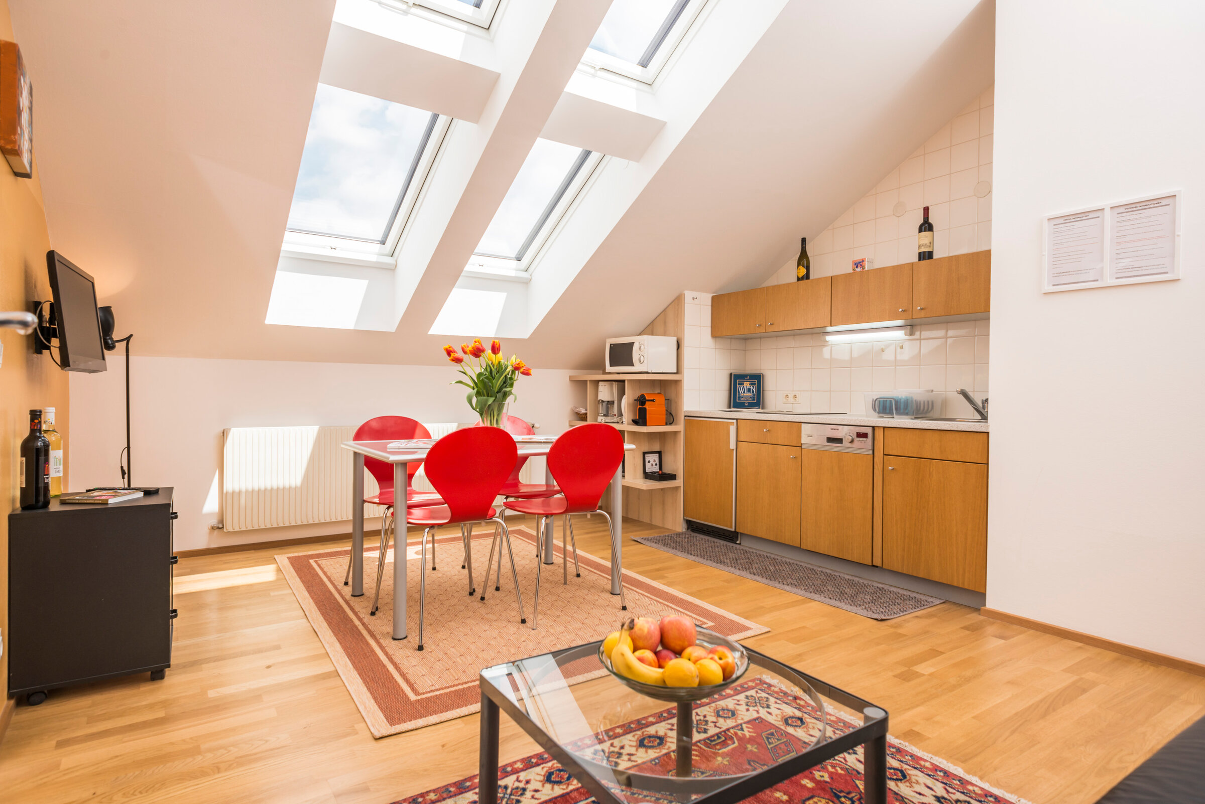 Helle 2-Zimmer-Wohnung mit Dachfenstern & Küche – Kurzzeitmiete Wien, Wohnen auf Zeit für 1 bis 6 Monate