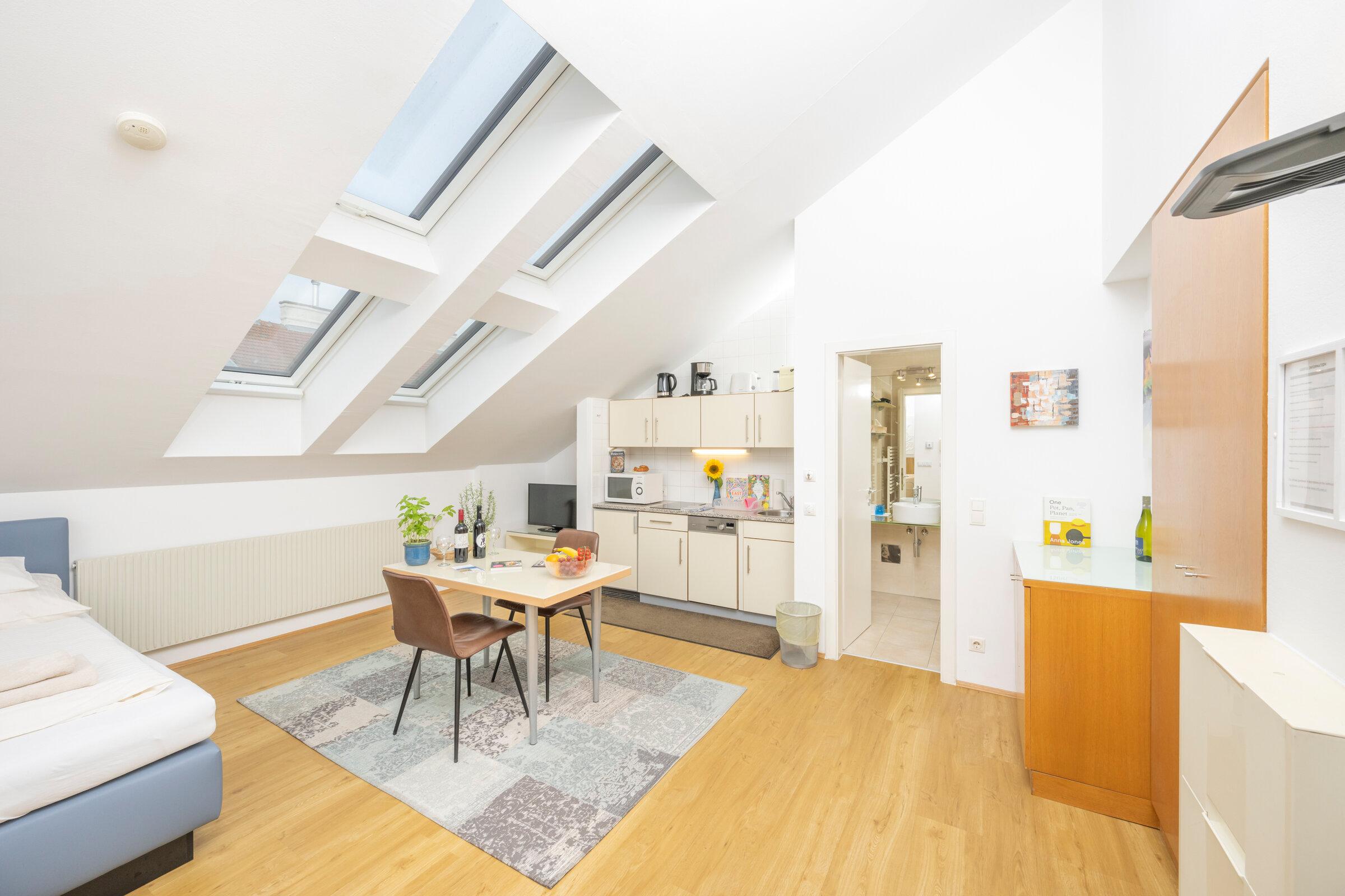 Bright 1-room apartment with skylights & kitchenette – short-term rental & temporary housing for 1 to 6 months in Vienna