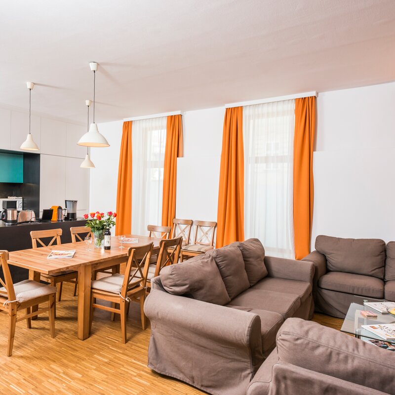 Bright living & dining area with open kitchen – 3-room apartment, short-term rental Vienna, temporary housing 1 to 6 months