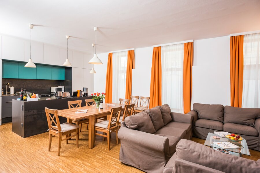 Bright living & dining area with open kitchen – 3-room apartment, short-term rental Vienna, temporary housing 1 to 6 months