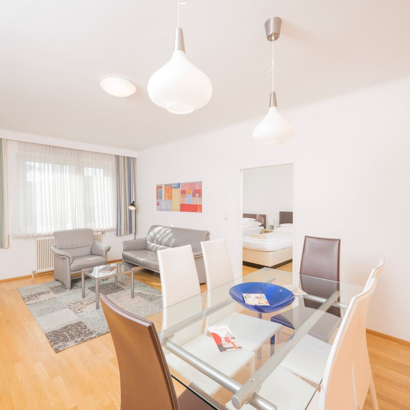 Heller Wohn-Essbereich, 3-Zimmer Wohnung, Kurzzeitmiete Wien – Wohnen auf Zeit für 1 bis 6 Monate. | © Georg Kaulfersch @georgeye