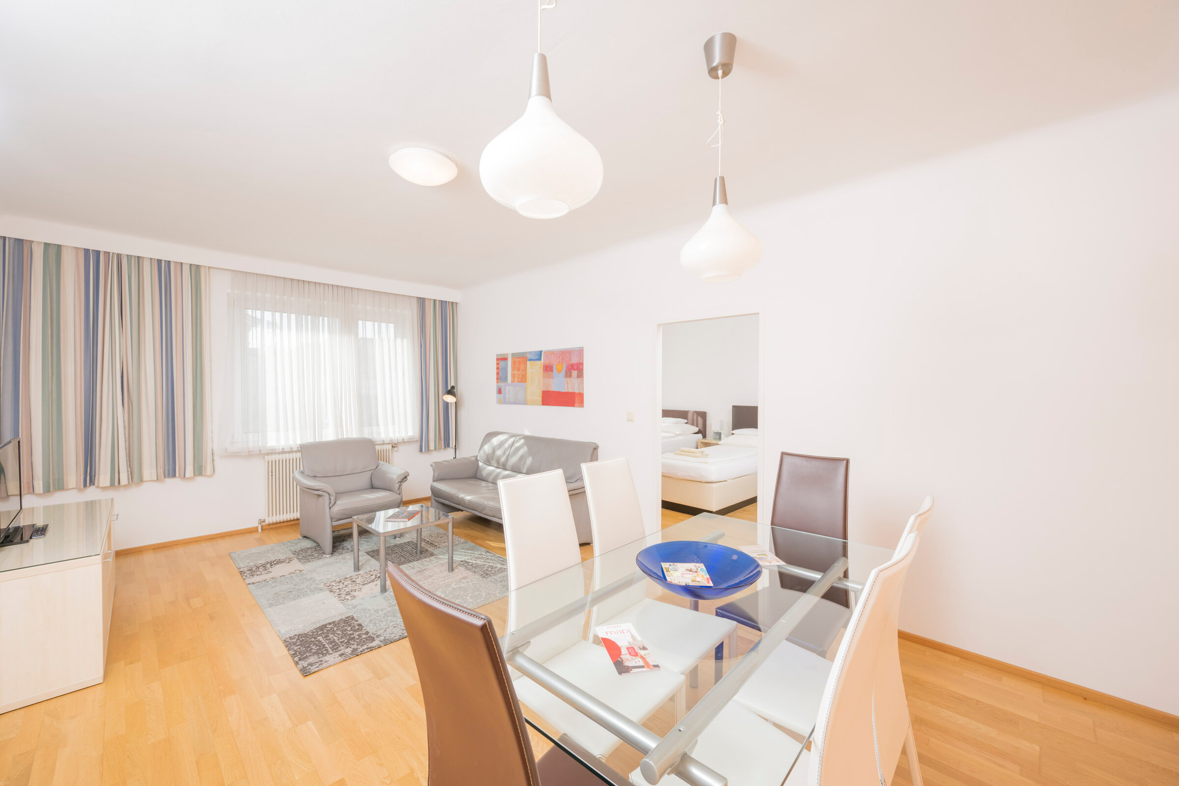 Heller Wohn-Essbereich, 3-Zimmer Wohnung, Kurzzeitmiete Wien – Wohnen auf Zeit für 1 bis 6 Monate. | © Georg Kaulfersch @georgeye