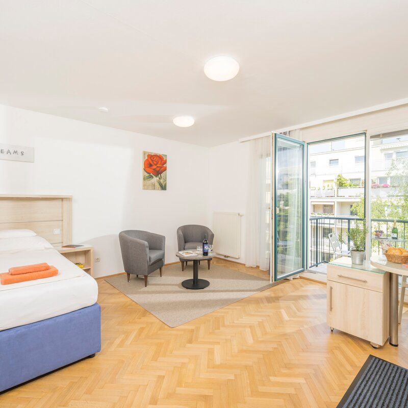 Bright 1-room apartment with balcony & seating area – short-term rental & temporary housing for 1 to 6 months in Vienna | © Georg Kaulfersch @georgeye