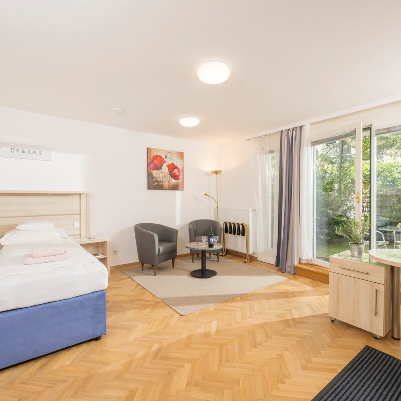 Bright 1-room apartment with terrace & seating area – short-term rental Vienna, temporary housing for 1 to 6 months. | © Georg Kaulfersch @georgeye