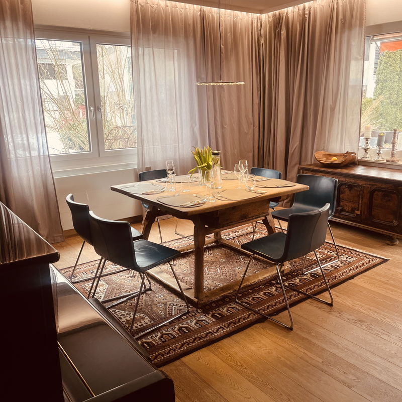 Stilvolles Esszimmer mit Holztisch & modernen Stühlen – 2-Zimmer Wohnung, Kurzzeitmiete & Wohnen auf Zeit für 1 bis 6 Monate in Salzburg