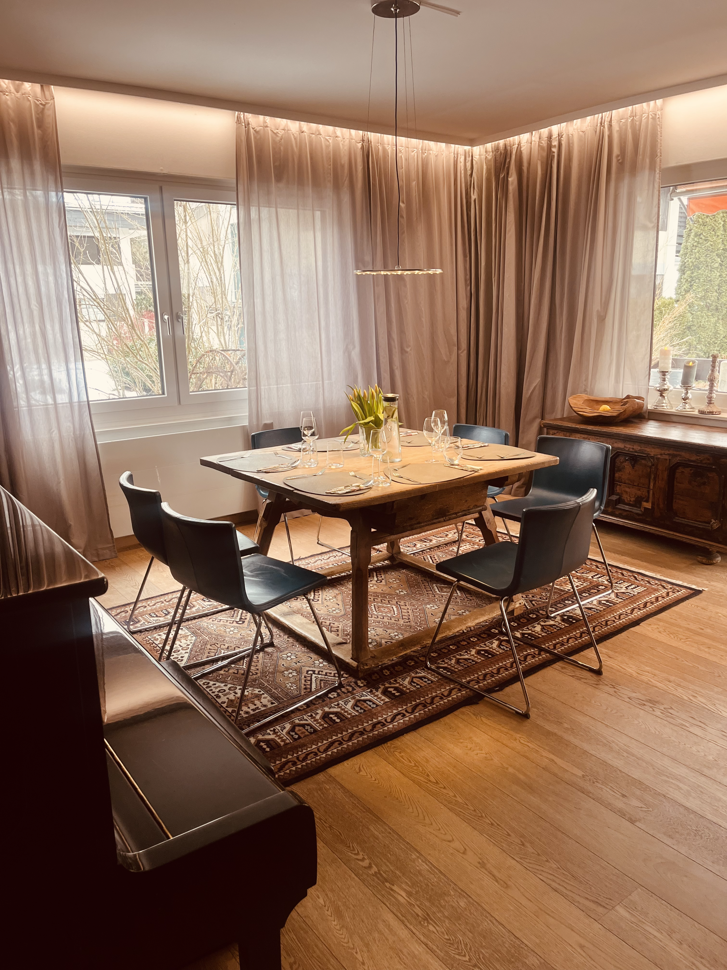 Stilvolles Esszimmer mit Holztisch & modernen Stühlen – 2-Zimmer Wohnung, Kurzzeitmiete & Wohnen auf Zeit für 1 bis 6 Monate in Salzburg